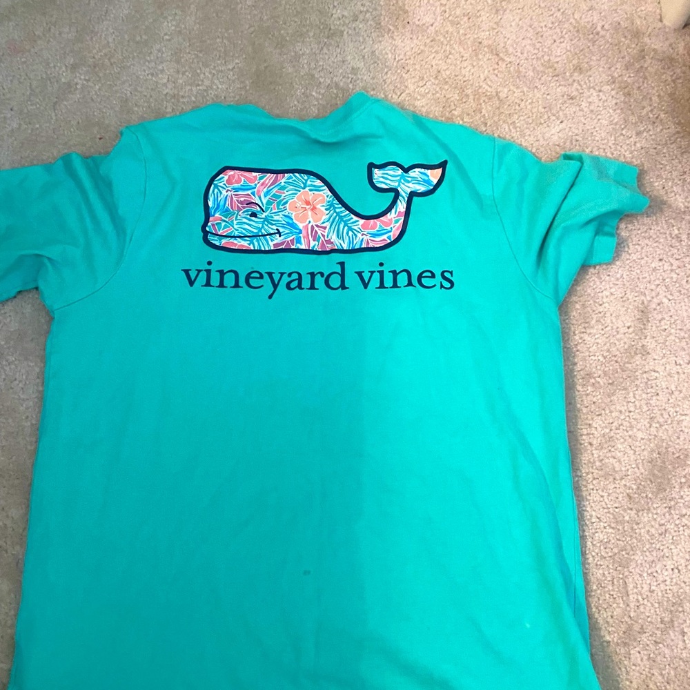 vineyard vines shirt size L in girls which is (16)